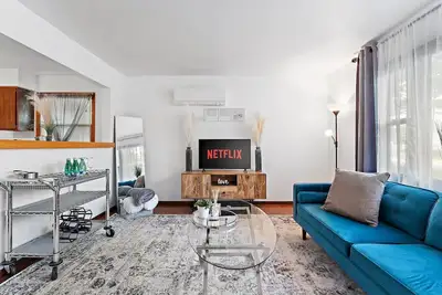 Image de Balcony/Patio/ Separate Fenced Yard + Beach, Park & Downtown+close to Chicago