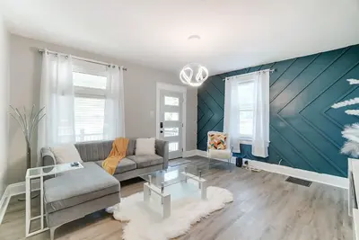 Image de Centrally located Modern entertainment home for the whole family