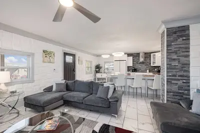 Image de A1 Spacious Oasis, Walk to Landing & Convention