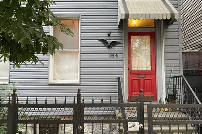 Image de Cozy, light filled duplex townhome in vibrant Greenpoint, Brooklyn, with garden!