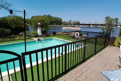 Image de Gorgeous Spa Waterfront Cottage with Swimming Pool, Sauna, HotTub, Massage Chair