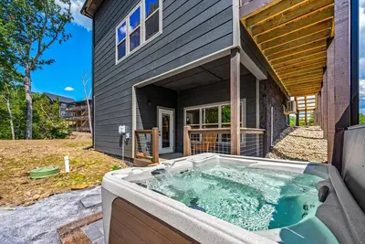 Image de Serenity Oasis - Indoor Heated Pool - Hot Tub - FirePit- Games - Family Friendly