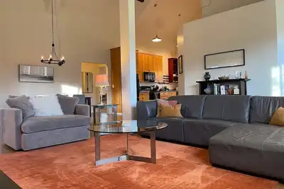 Image de Peaceful, spacious home on 8 acres. Pet-friendly, close to town, and a creek!