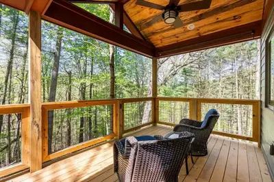 Image de Home for Holidays Oak Treehouse Near Asheville - Pet Friendly