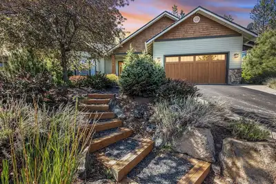 Image de Hot Tub ~ Westside Bend Home ~ Ac ~ Fireplace ~ Ev charger