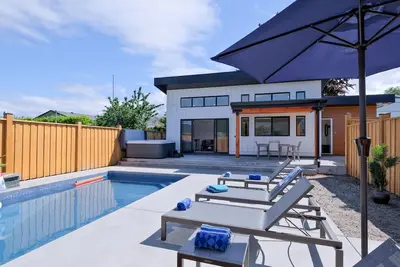 Secrest Poolhouse - Carriage House, Pool & Hot Tub