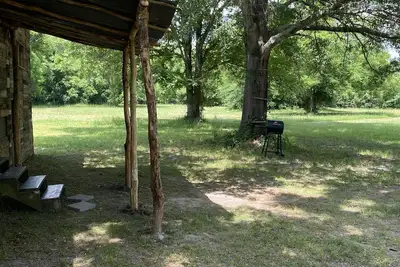 Image de Cabin 2 near the river nestled next to Sam Houston Park with a fire pit