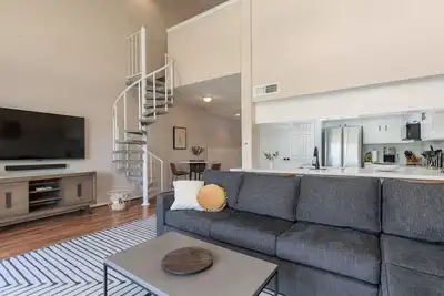Image de Updated Boho condo, dock your boat or enjoy the Conroe Lake views from your deck