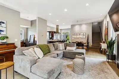 Image de Contemporary Luxe Living I Pet + Baby Friendly