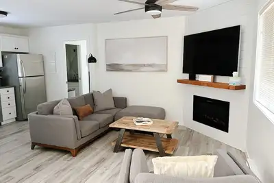 Image de Central + Cozy 2 Bdrm House Minutes to Downtown - pet friendly