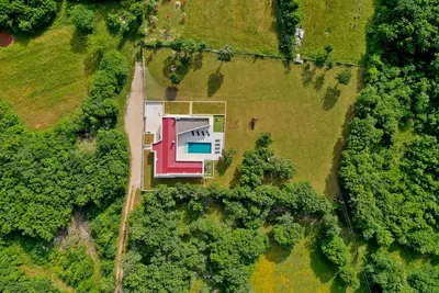 Image de Abgeschiedene Moderne Villa mit Infinity-pool Inmitten der Natur