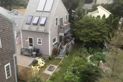 Image de Cottage steps from a private beach