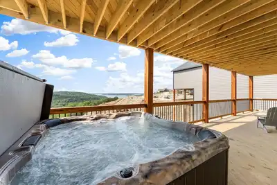 Image de Lake Views, Private Hot Tub, Indoor and Outdoor Pool, Playground, Sleeps 24!