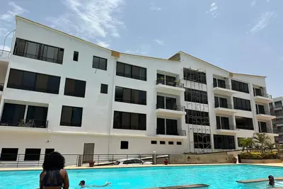 Image de Condo moderne en bord de mer avec une piscine surdimensionnée--Accès à la plage!
