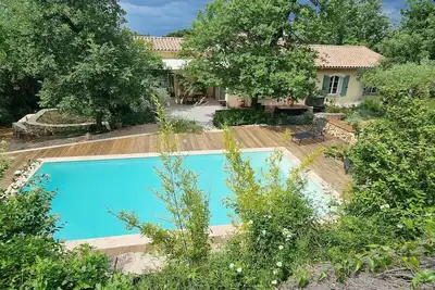 Image de maison avec piscine au cœur de la garrigue