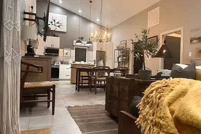 Image de Luxurious 2br Creekside Deckhouse w Saltwater Hot Tub