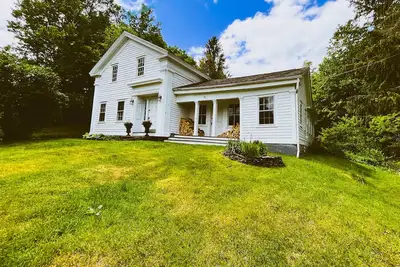 Image de Rustic 1850 Farmhouse and Gardens on 5 acres!