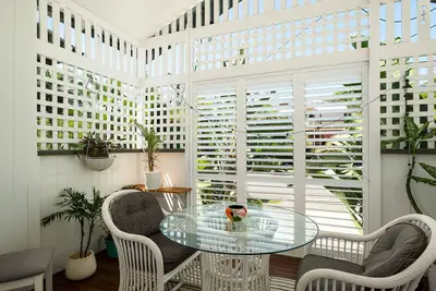 Image de Charming Cottage Milton Quiet St Walk Suncorp Tropical Outlook free car park.