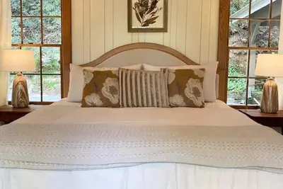 Image de Acorn Cottage in Highlands, Nc \"Fireplace\"