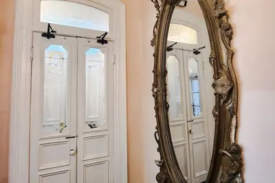 Image de Spacious & historic residence in downtown, a 15-min walk to most venues & events