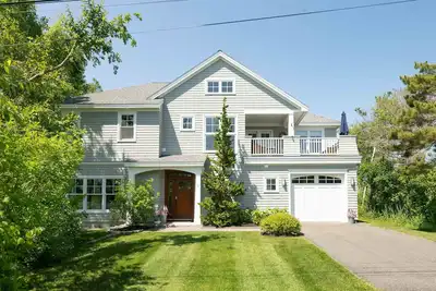 Image de Upscale 4 bedroom, 3 full bath home sleeps 8 located steps to Gooch's Beach!