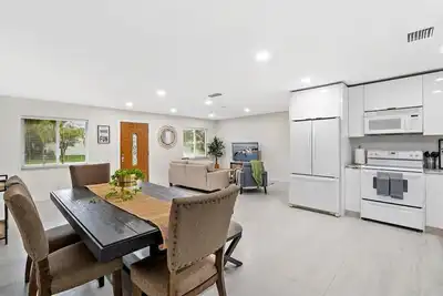 Image de Waterfront Pool Home Retreat