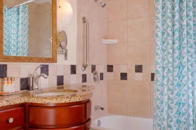 Image de A luxury guest room in Marriot's Ko Olina Beach Club in Waipahe Place