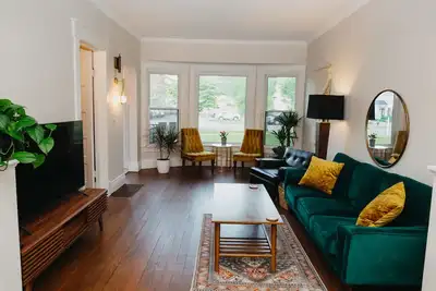 Image de Lavish Lakeside Historic Home Downtown Stevensville-  Beach/Wine/Wedding Country