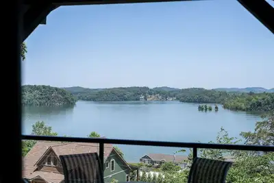 Image de Lakeside Retreat: Unwind and Rejuvenate at our Boone Lake Rental with Hot Tub