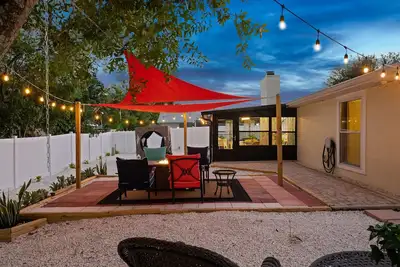 Image de Backyard oasis, vibrant, cozy house. Yard games, near beaches\npet friendly