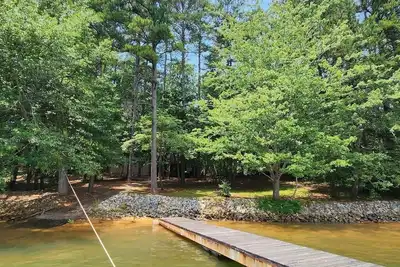 Image de \"Cabin in the Cove\"  Private waterfront home on beautiful Lake Hartwell