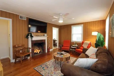 Image de Savannah Bungalow-Five Minutes from River Street!