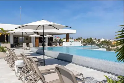 Image de Across The Street From Ocean! Stunning Condo with Private Pool/patio