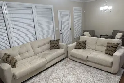 Image de close to downtown Alpharetta as well as Avalon shops and restaurants