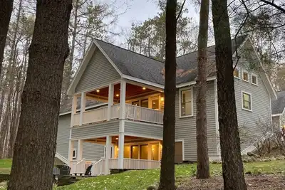 Image de The Gray Owl - A Modern Cottage for 8 with Hot tub