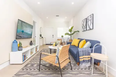 Image de Modern, decorated two-bedroom house with parking