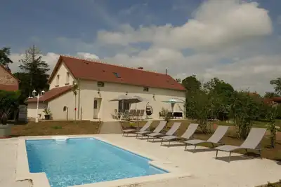 Image de Séjour détente avec piscine privée, activités variées et confort moderne en Auvergne