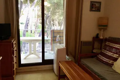 Image de Parc avec forêt, étang, piscine et plages