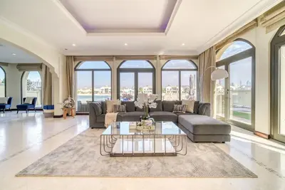 Image de Premier 6br Villa with Assistant's Room and Private Pool in Frond E Palm Jumeirah by Deluxe Holiday Homes