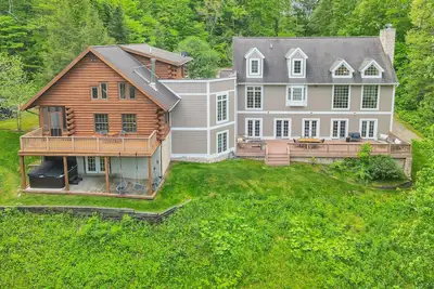 Image de 11, 000sqft sleeps 29, Pool! lake swimming & fishing, hot tub, 130 acres!