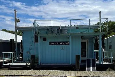 Image de Villa Venice houseboat located in Cypress Cove Marina-5 bedrooms/2 full bathroom