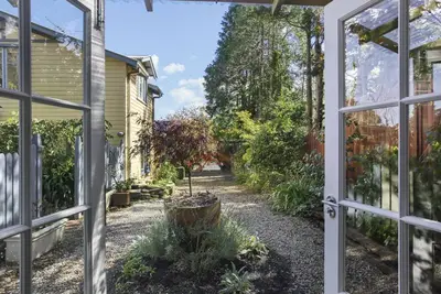 Image de Romantic Bloom Cottage 300m to Mall, wood fire  Summer Special 20% Discount