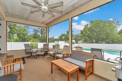 Image de 4 Br/2 Ba, Private Heated Pool, Split Floor Plan, 2 King Beds, Yard, 2218 Sq Ft!