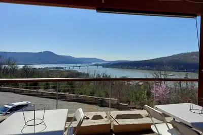 Image de River Retreat Floating Cabin w/ mountain views. Pet friendly