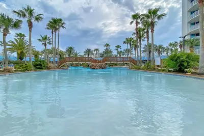 Image de Water-view 11th-floor condo with hot tub, heated pool, tennis, sauna, gym, W/D