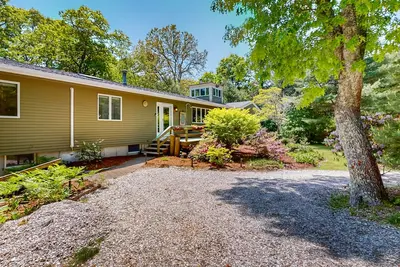 Image de Updated ranch house with amazing deck & yard - 1 mile to the beach