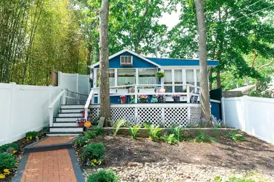 Image de Charming Hamptons cottage with private deck & full kitchen - walk to beach