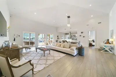 Image de Private Island House with dock, minutes from Hilton hotel and casino