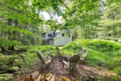 Image de Traditional Blakeslee Chalet: Deck & Lake Access!