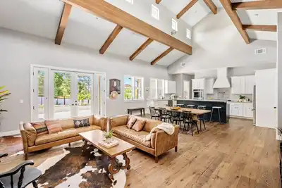 Image de Luxurious, Modern Farmhouse in Wine Country